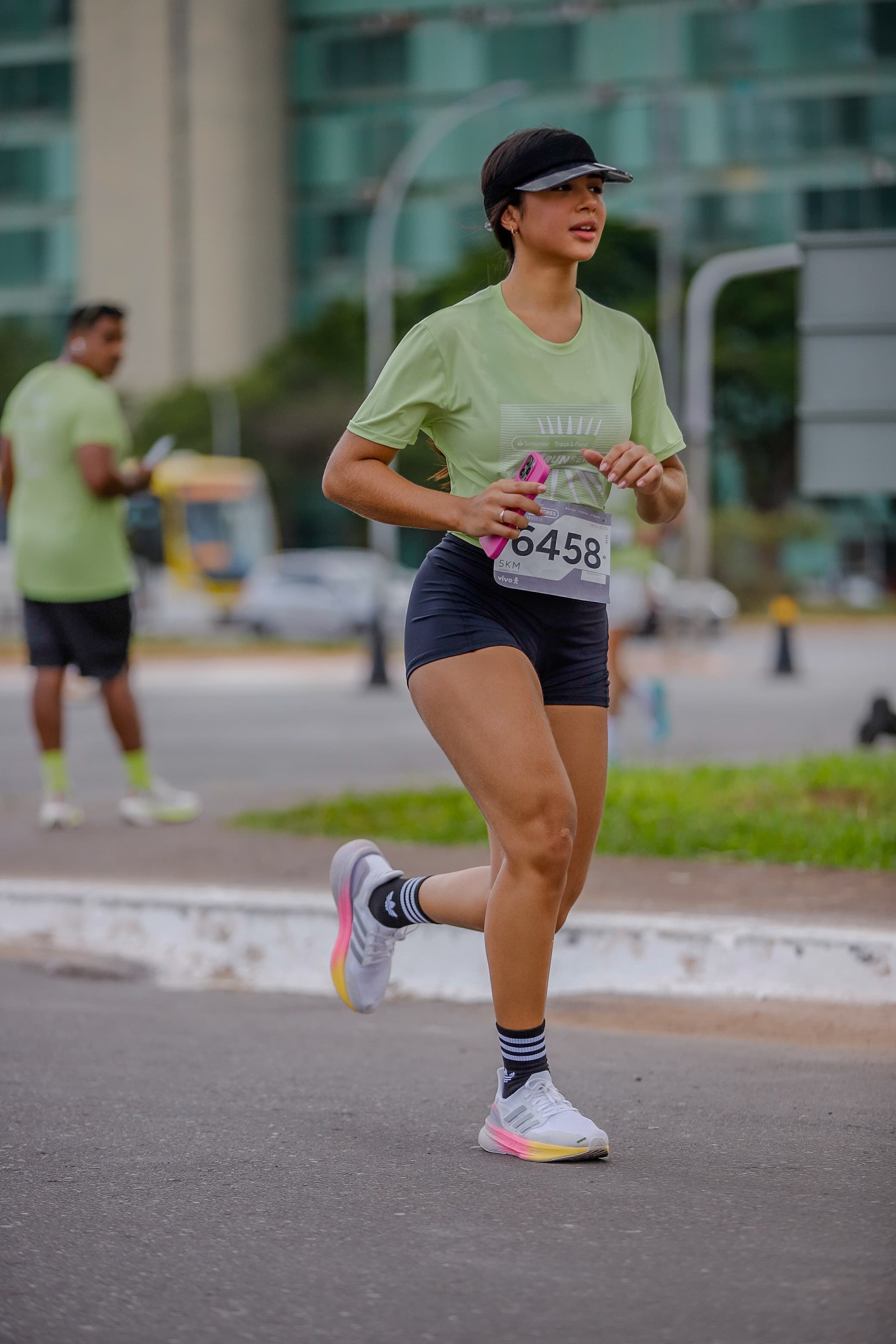 Mulheres praticando corrida em grupo
